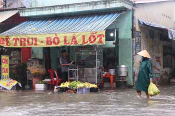 Sài Gòn trời mưa từ sáng đến chiều: Người lội nước, người buồn rầu vì ế - ảnh 12