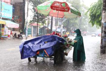 Sài Gòn trời mưa từ sáng đến chiều: Người lội nước, người buồn rầu vì ế - ảnh 14