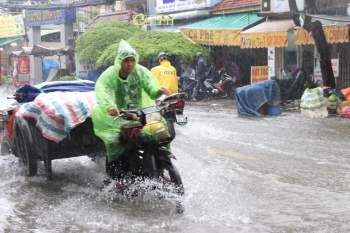 Sài Gòn trời mưa từ sáng đến chiều: Người lội nước, người buồn rầu vì ế - ảnh 11