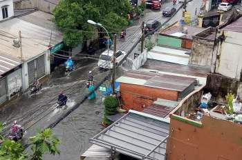 Sài Gòn trời mưa từ sáng đến chiều: Người lội nước, người buồn rầu vì ế - ảnh 5