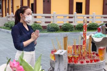 Người Sài Gòn đi chùa lễ Phật đản: 'Cầu bình an vượt qua dịch Covid-19' - ảnh 8