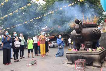 Người Sài Gòn đi chùa lễ Phật đản: 'Cầu bình an vượt qua dịch Covid-19' - ảnh 4