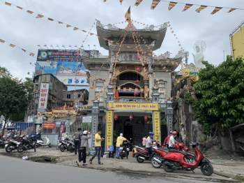 Người Sài Gòn đi chùa lễ Phật đản: 'Cầu bình an vượt qua dịch Covid-19' - ảnh 1