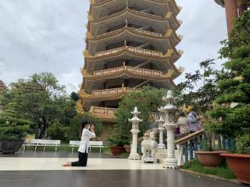 Người Sài Gòn đi chùa lễ Phật đản: 'Cầu bình an vượt qua dịch Covid-19' - ảnh 5