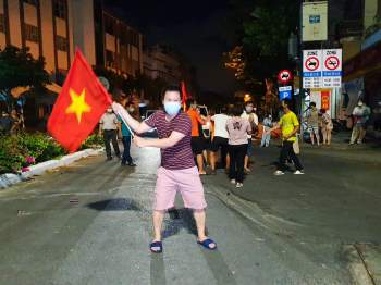 Dỡ phong tỏa khu vực quán bar Đà Nẵng: 'Biết ơn người canh cho chúng tôi ngủ' - ảnh 3