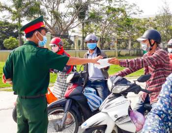 Chốt kiểm soát dịch Covid-19 đông nghẹt người giờ cao điểm: Người lo lắng, CSGT làm không xuể - ảnh 11