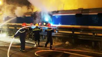 Đang chạy, tàu hỏa bất ngờ bốc cháy dữ dội khi qua địa phận Đà Nẵng - Ảnh 1.