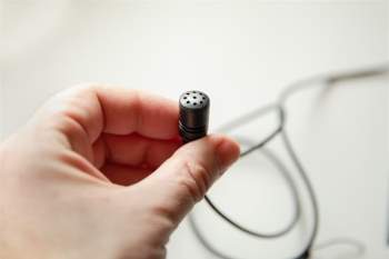 Cách phát hiện máy nghe lén đơn giản nhưng không phải ai cũng biết. (Ảnh minh họa: Shutterstock)