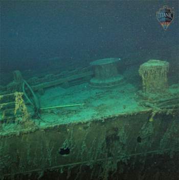 Cận cảnh con tàu Titanic huyền thoại bị bao trùm bởi vẻ u ám sau 111 năm nằm hàng ngàn mét dưới đại dương - Ảnh 5.