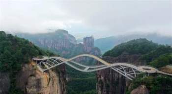Đó là cây cầu kính Như Ý, “lơ lửng” giữa 2 vách núi ở độ cao 140 m, tại khu thắng cảnh Thần Tiên Cư ở thành phố Thái Châu (tỉnh Chiết Giang).
