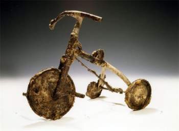 Chiếc xe đạp ba bánh rỉ sét được trưng bày trong Bảo tàng tưởng niệm Hòa bình Hiroshima.