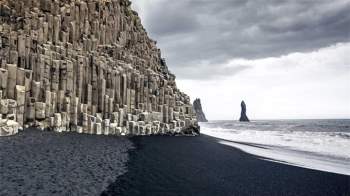 Chiêm ngưỡng bãi biển cát đen Reynisfjara kỳ lạ, không ai được tắm ở Iceland - 1