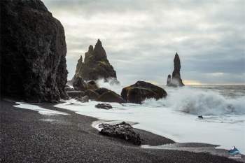 Chiêm ngưỡng bãi biển cát đen Reynisfjara kỳ lạ, không ai được tắm ở Iceland - 2