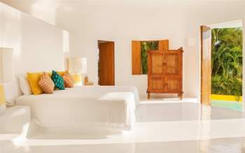 Phòng ngủ đơn giản, sang trọng và rộng rãi. (Ảnh: Francis York)
