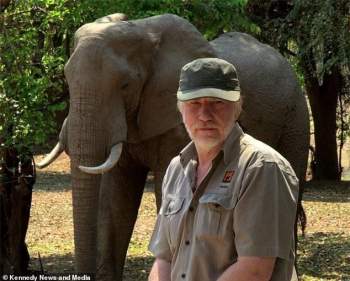 Ông Ian Salisbury thích thú chụp ảnh cùng đàn voi.