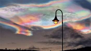 Đám mây cầu vồng cực hiếm xuất hiện trên bầu trời Bắc Cực ảnh 1