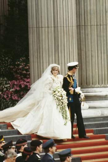 Chiếc váy cưới của Công nương Diana trong hôn lễ năm 1981 với chồng cũ là Vua Charles III được định giá 151.000 bảng Anh (181.000 USD) vào năm 2019. Nhà thiết kế người xứ Wales David Emanuel và vợ sau này là Elizabeth tạo ra bộ cánh từ lụa màu ngà, tô điểm bằng ngọc trai, sequin và ren. Nó có vạt dài 7,6 m. Ảnh: Getty Images.