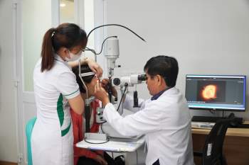BS CKII Trần Văn Kết kiểm tra mắt cho bệnh nhân. Ảnh do BV cung cấp.