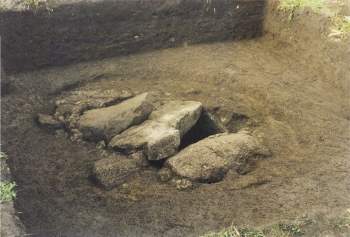 Ngôi mộ thời kỳ đồ sắt trên Quần đảo Scilly. (Ảnh: Historic England Archive)