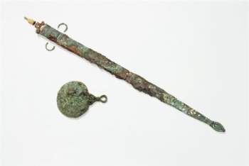 Thanh kiếm và gương thời Đồ Sắt được tìm thấy trong ngôi mộ trên đảo Bryher. (Ảnh: Historic England Archive)