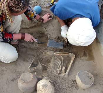 Khai quật mộ cổ gần 2.200 năm tuổi, chuyên gia bất ngờ tìm thấy 