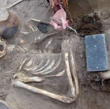 Khai quật mộ cổ gần 2.200 năm tuổi, chuyên gia bất ngờ tìm thấy 
