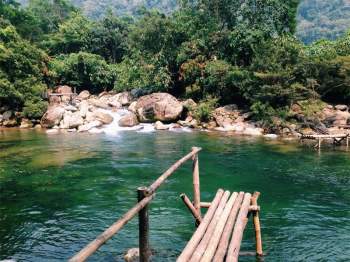 Năm 2008, Ban quản lý vườn quốc gia Phong Nha - Kẻ Bàng giao cho Trung tâm du lịch Văn hoá - Sinh thái phối hợp với dự án GTZ của Đức khảo sát đầu tư phục vụ du lịch. Ảnh: Bùi Quốc Thống.