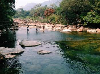 “Nước Mọoc” có nghĩa là dòng suối không rõ nguồn, bỗng dưng phun trào từ lòng núi. Dòng suối kỳ lạ này sau hàng trăm km luồn lách trong lòng núi khi lộ thiên thì trở nên mát lạnh, nhiệt độ thường xuyên giao động từ 16 - 18 độ C trong mùa Hè. Ảnh: Bùi Quốc Thống.