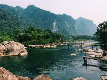 Khu vực này rộng khoảng 30 ha, bao quanh bởi dãy núi đá vôi dựng đứng, ở giữa là thung lũng. Ảnh: Bùi Quốc Thống.