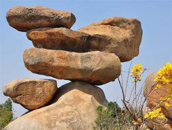 Kỳ lạ những tảng đá cổ nằm chênh vênh trăm năm mà không đổ ảnh 9