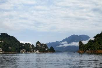 Xung quanh khu vực hồ Na Hang còn có rất nhiều cảnh đẹp khác như Khuổi Sung, Khuổi Nhi, Pắc Ban (thác Mơ)… Ảnh: Dmdviet.