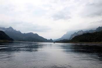 Hồ được hình thành do quá trình dâng nước khi làm nhà máy thủy điện Na Hang (Tuyên Quang). Ảnh: Dmdviet.