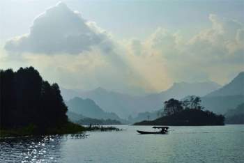 Hồ Na Hang được bao bọc bởi 99 ngọn núi. Ảnh: Nasonphoto.