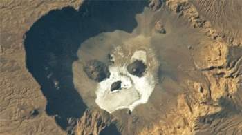 NASA công bố 'hộp sọ' phát sáng trong miệng núi lửa khổng lồ ở Sahara ảnh 1