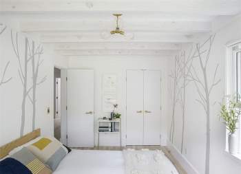  Để ý, bạn sẽ thấy có thêm hoa văn đề can trên các bức tường tạo cảm giác nhẹ nhàng, tinh tế cho phòng ngủ bằng màu trắng và gỗ mà không làm thay đổi cách phối màu chung. 