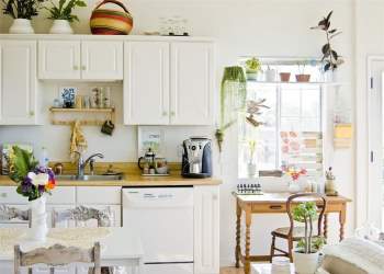  Trồng cây trong nhà mang lại màu xanh cho nhà bếp hiện đại này với màu trắng với phong cách thư thái. 