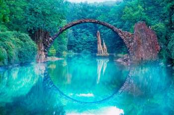 6. Devil’s Bridge tại Đức, được gọi là Rakotzbrücke, là một tác phẩm kiến trúc tinh xảo. Với cấu trúc vòng lặp và hình ảnh phản chiếu dưới nước, nó tạo nên một cảm giác kỳ diệu, như đang bước vào thế giới cổ tích.