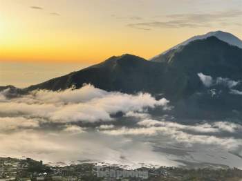  'Săn mây, đón bình minh' trên đỉnh núi lửa Batur ảnh 1