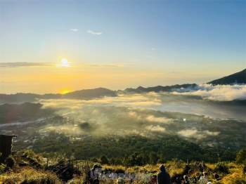  'Săn mây, đón bình minh' trên đỉnh núi lửa Batur ảnh 2
