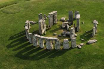 3. Stonehenge, một tượng trưng cho sự kỳ bí và quyền uy, đã tồn tại hơn 5.000 năm và là điểm đến nổi tiếng của Vương quốc Anh. Khám phá về mục đích và nguồn gốc của vòng tròn đá này vẫn đang khiến con người trầm trồ và đặt ra hàng loạt câu hỏi thú vị. Ảnh: Getty Images.