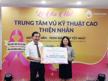 Ths.BS Ngô Đức Hải, Tổng giám đốc Thiện Nhân Hospital trao tặng 10 gói tài trợ tầm soát ung thư và khám bệnh tuyến vú cho Hội Bảo trợ Phụ nữ và Trẻ em nghèo bất hạnh TP Đà Nẵng nhân dịp ra mắt Trung tâm Vú kỹ thuật cao Thiện Nhân