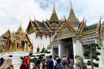 Thăm cung điện hoàng gia dát hàng triệu lá vàng ở Thái Lan ảnh 1