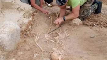 Tìm thấy bộ xương 'Đứa trẻ ma cà rồng' 400 tuổi bị khóa chân ảnh 1