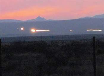 Dải đèn Marfa được nhìn thấy vào ban đêm. Vật thể lạ nhảy múa, hòa vào nhau gần Quốc lộ 67 Hoa Kỳ tại Mitchell Flat, phía đông Marfa. Những người nhìn thấy tin rằng, chúng là tác phẩm của những thực thể huyền bí như ma, UFO hoặc sản phẩm siêu nhiên. Phản bác lại, theo giới nghiên cứu, dải ánh sáng này là kết quả phản xạ ánh sáng với bầu khí quyển từ khối lửa trại gần đó, hoặc do đèn pha xe hơi. Tuy nhiên, người ta nhìn thấy dải đèn này là vào năm 1883, rất lâu trước khi ô tô ra đời. Vì thế những dải đèn này là gì vẫn là một bí ẩn. (Ảnh: Google)