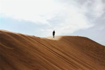 Trải nghiệm cảm giác lạc vào ‘sa mạc thu nhỏ’ với cồn cát xinh đẹp ở Quảng Bình - 1