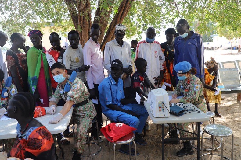 Trao nhiều phần quà, thuốc chữa bệnh tặng người dân tại Nam Sudan ảnh 3