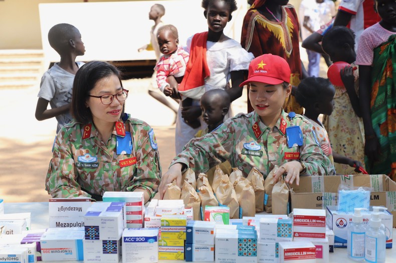 Trao nhiều phần quà, thuốc chữa bệnh tặng người dân tại Nam Sudan ảnh 2