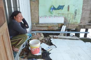 Chị Hồ Thị Kim Phượng, xã Tân Phong, thị xã Giá Rai, tỉnh Bạc Liêu vẫn chưa hết bàng hoàng khi kể về khoảnh khắc căn nhà mình bị sạt lở.