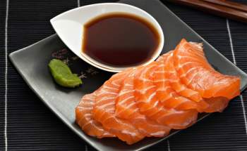Những thực phẩm giàu acid béo như cá hồi, nắm giữ vai trò vô cùng quan trọng trong việc duy trì và cải thiện sự mềm mịn, đàn hồi của làn da. Ảnh minh họa