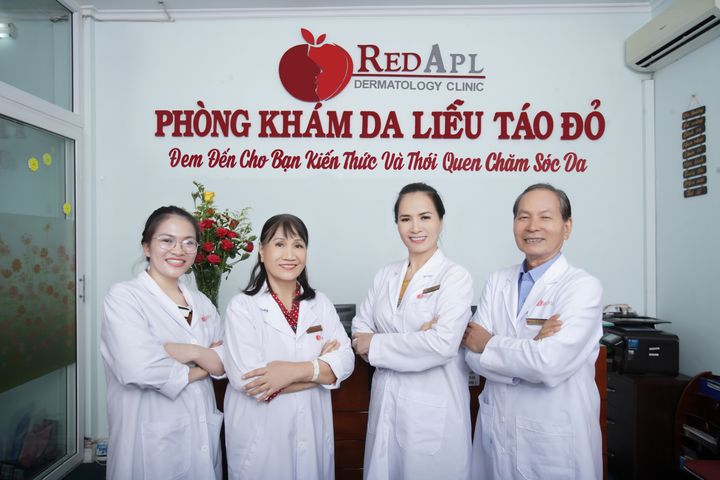 đội ngũ y tế phòng khám táo đỏ 